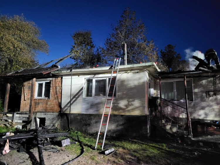 Apel umanitar. Să ajutăm familia din Groşi a cărei casă a fost distrusă de un incendiu de proporţii