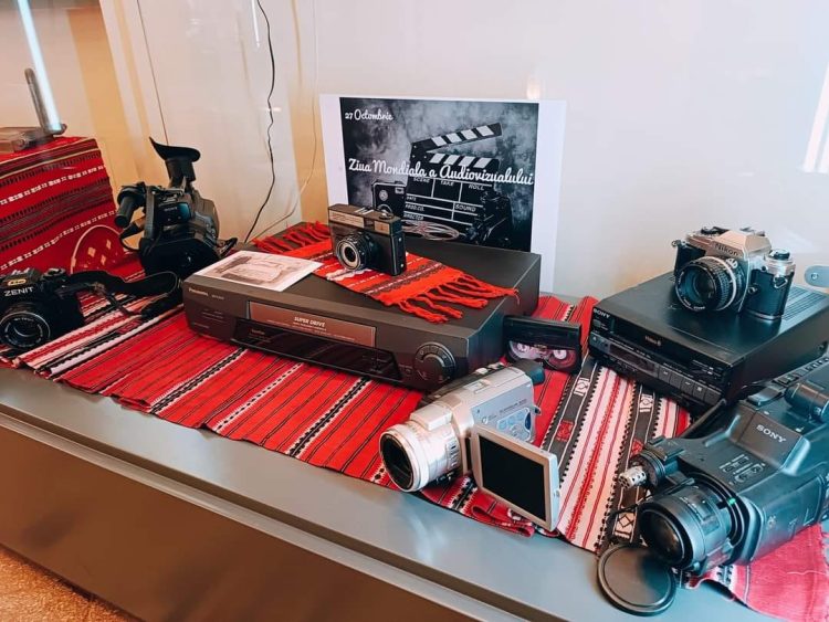 Vitrină tematică la Centrul Cultural Pastoral Sf. Iosif Mărturisitorul din Sighetu Marmaţiei cu ocazia Zilei Mondiale a Audiovizualului