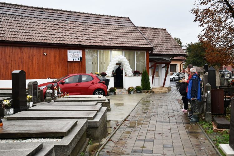 A fost sfinţită noua florărie de la intrarea în cimitirul Horea 1