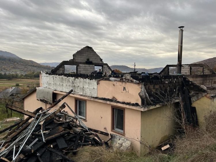 Omenia nu se pierde: Donație considerabilă pentru reconstrucția casei unei familii din Țara Lăpușului. Ajută și tu
