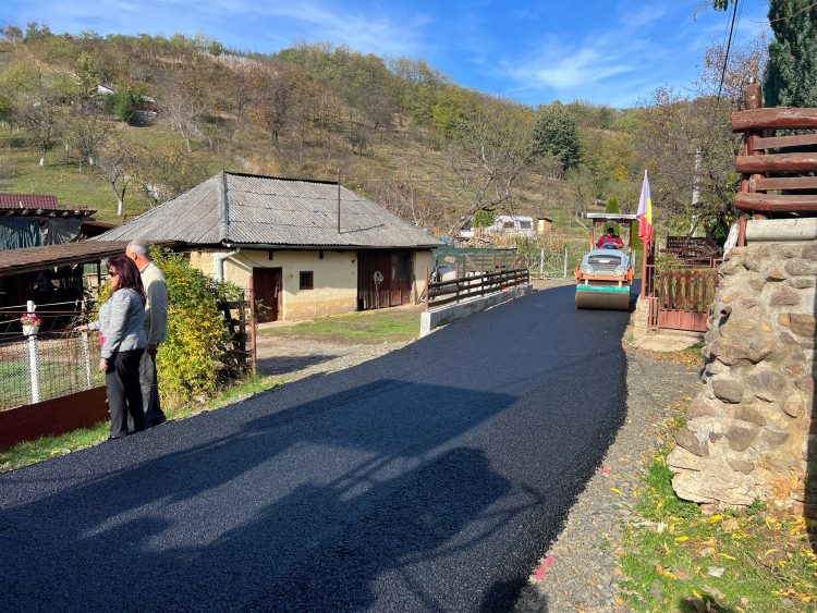 Lucrări de modernizare și asfaltare pe strada Rodinii, Săbișa. FOTO