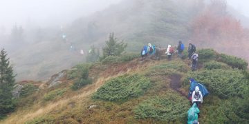 Elevii școlii din Lăpuș, în vizită pe Creasta Cocoșului. Jandarmii montani i-au însoțit