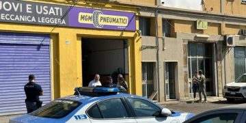 Român și italiancă, acuzați că au provocat moartea unui italian care a căzut de la fereastră