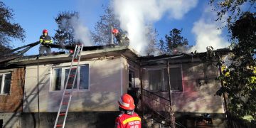 Focul a mistuit acoperişul unei case din Groşi – foto