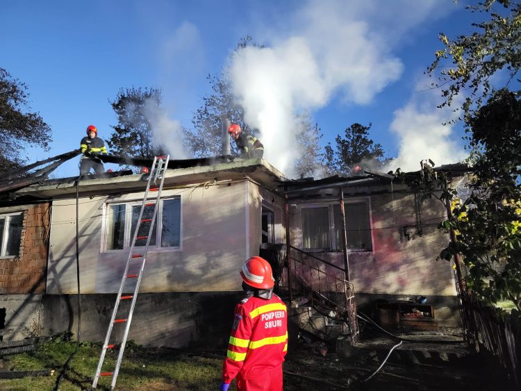 Focul a mistuit acoperişul unei case din Groşi – foto