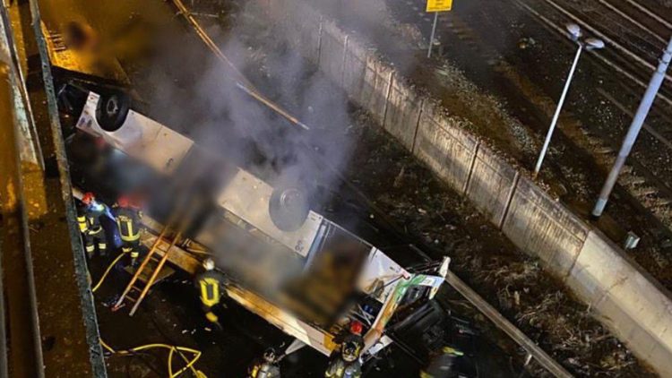 Tragedie uriaşă în Italia. 21 de oameni au murit, după ce s-au prăbușit cu autocarul de pe un pasaj rutier