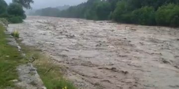 Seară cu peripeții pe Valea Vișeului. Autoturism luat de apele învolburate