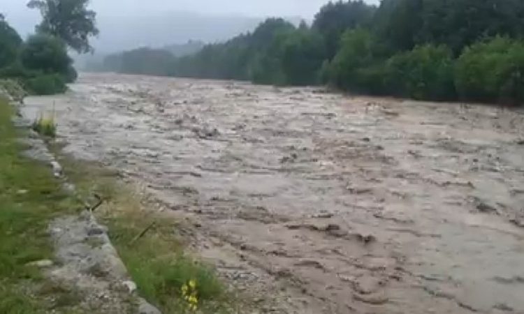 Seară cu peripeții pe Valea Vișeului. Autoturism luat de apele învolburate