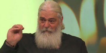 Când cineva aruncă cu noroi în tine, tu aruncă cu iubire. Fiecare aruncă cu ce are în suflet