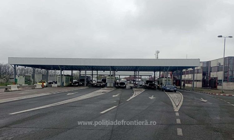 A vrut să iasă din ţară cu un permis de conducere fals, obținut în schimbul a 800 de euro