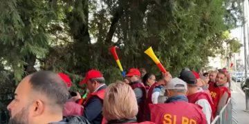 Poştaşii protestează în stradă. Ei cer salarii mai mari