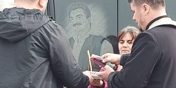 Surorile lui Petrică Mîțu Stoian îi fac parastas de 2 ani artistului: „Am comandat o troiță sculptată la Maramureș
