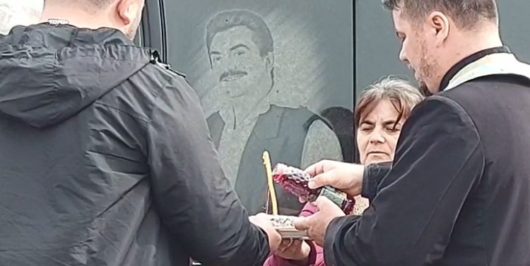 Surorile lui Petrică Mîțu Stoian îi fac parastas de 2 ani artistului: „Am comandat o troiță sculptată la Maramureș