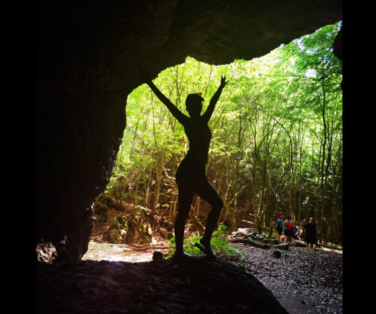 PSIHOLOGUL DE SERVICIU: Când stăm cu fața spre o peșteră vedem doar întuneric. Însă dacă intrăm înăuntru și privim de acolo în afară, vedem lumina.