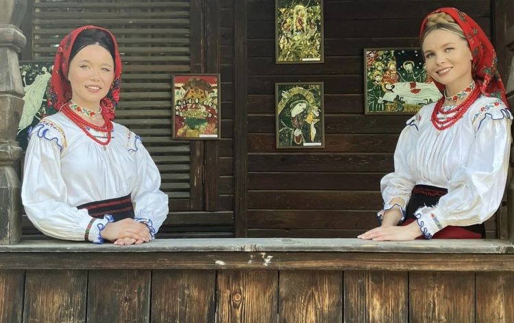 Maramureşencele Suzana şi Daciana Vlad, invitate să jurizeze Festivalul de Colinde Tradiționale și Cântece de Crăciun de la Vatra Dornei