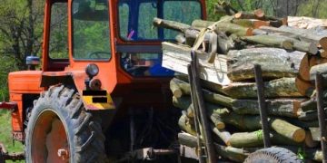 Tragedie la Trestia. Un bărbat de 55 de ani a murit după ce a căzut  de la 3 metri de pe remorca unui tractor