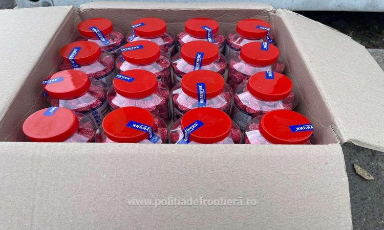 Un român este cercetat după ce a vrut să introducă în ţară 48 recipiente din plastic cu substanțe toxice