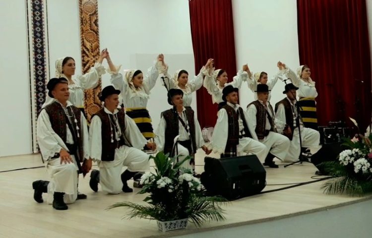 Curs de dans popular la Casa de Cultură „Victoria Darvai” din Dragomireşti