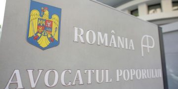 Praf în ochii cetățenilor! Director care ia 2.500 de lei pe lună doar spor de praf, plus leafă de 15.000 de lei!