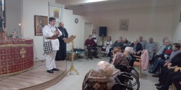 Concert de pricesne și cântece populare pentru beneficiarii Centrului pentru persoane vârstnice din Coroieni