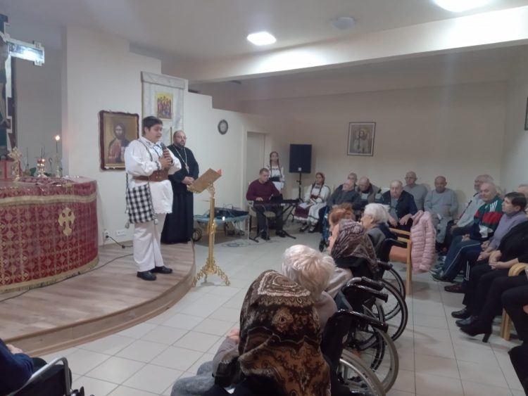 Concert de pricesne și cântece populare pentru beneficiarii Centrului pentru persoane vârstnice din Coroieni