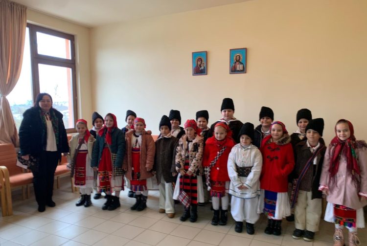 La Centrul rezidențial „Bunul Samarinean” din Coroieni au ajuns primii colindători