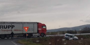 Accident în Apa! Un autoturism a fost strivit de un camion!