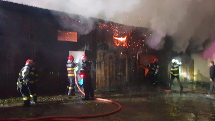 Incendiu în lanț în Baia Mare. Au ars mai multe garaje