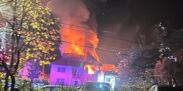 Acoperişul unei case de pe str. Victoriei din Baia Mare arde ca o torţă