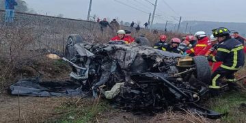 O tânără a murit şi o alta a fost grav rănită după ce un buldoexcavator a căzut peste mașina în care se aflau