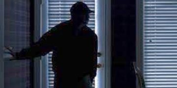 Un tânăr a fost reținut după ce în toiul nopţii a furat două covoare din Coltău