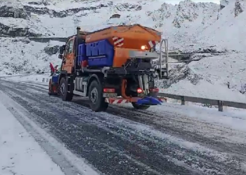 Transfăgărăşan şi Transalpina, închise de luni. Zăpada a ajuns la 10 cm, iar pe carosabil este gheaţă