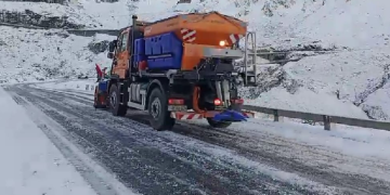 Transfăgărăşan şi Transalpina, închise de luni. Zăpada a ajuns la 10 cm, iar pe carosabil este gheaţă