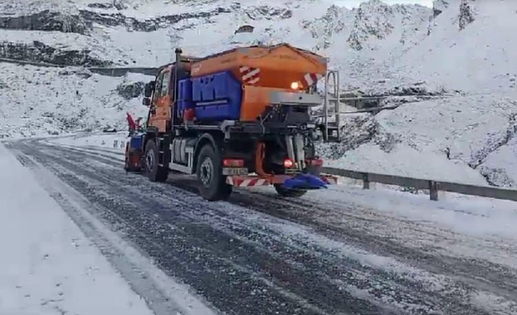 Transfăgărăşan şi Transalpina, închise de luni. Zăpada a ajuns la 10 cm, iar pe carosabil este gheaţă