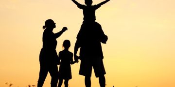 PSIHOLOGUL DE SERVICIU: Ceea ce ajută un copil să crească armonios, echilibrat și frumos e iubirea părintească, nu sacrificiul