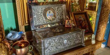 Racla cu Moaștele Sfântului Nectarie din Eghina, vindecătorul de cancer şi ocrotitorul copiilor, ajunge în Baia Mare