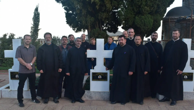 ÎNTÂLNIRE DEOSEBITĂ: Grup de absolvenți ai Seminarului Teologic din Baia Mare – promoția 1998, pelerinaj pe Muntele Athos, pentru cinstirea monahului Gherasim Mariș de la Schitul Românesc Prodromu