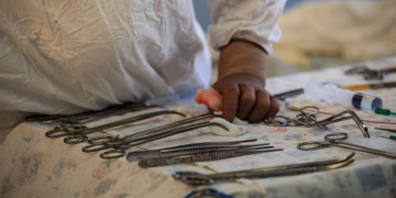 Unii medici, un fel de mecanici transpirați care extrag lozuri