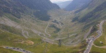 Circulația pe Transfăgărășan și Transalpina se închide de luni