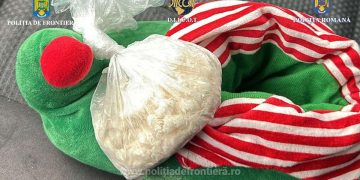 Un tânăr de 19 de ani  vrut să introducă în ţară droguri ascunse în papuci de casă… elf