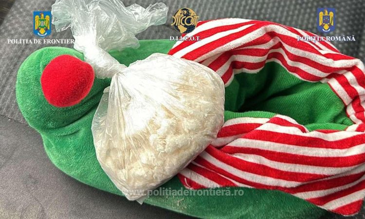 Un tânăr de 19 de ani vrut să introducă în ţară droguri ascunse în papuci de casă… elf