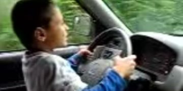 Minor de șapte ani surprins când conducea mașina tatălui său