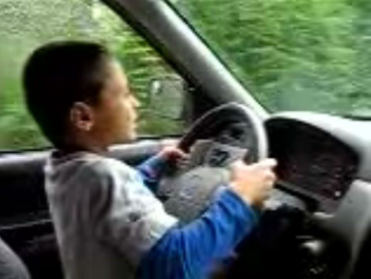 Minor de șapte ani surprins când conducea mașina tatălui său