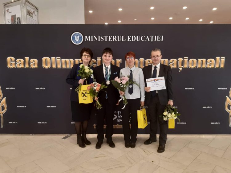 Doi elevi sigheteni şi profesorii lor, distinşi la Gala Olimpicilor Internaționali