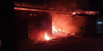 Incendiu la o gospodărie din Ungureni! Alimentarea cu energie electrică a fost întreruptă!