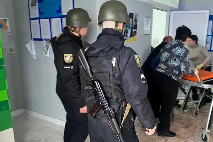 Răzbunare pe etnicii maghiari? 26 de răniți după ce un deputat a detonat trei grenade în sala unui consiliu local!