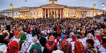 O imagine pentru istorie. Concertul primului cor de colinde format de românii din Marea Britanie la Londra, în Trafalgar Square