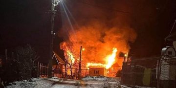 Oameni cu suflet. Pompierii maramureşeni au adunat bani pentru ajutorarea familiei din Chiuzbaia a cărei casă a fost cuprinsă de flăcări