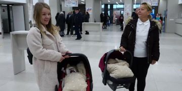 Tripleții născuți în Baia Mare se pregătesc să celebreze primul Crăciun din viața lor alături de mamele adoptive