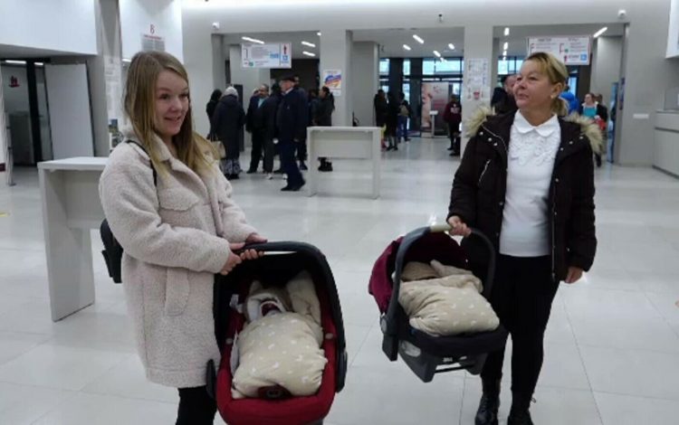 Tripleții născuți în Baia Mare se pregătesc să celebreze primul Crăciun din viața lor alături de mamele adoptive